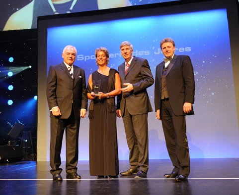 Steffi Nerius ist NRW Sportlerin des Jahres 2009. Es gratulieren (v.l.): LSB-Präsident Walter Schneeloch, Innen- und Sportminister Dr. Ingo Wolf und Heinz-Georg Anschott, Vorstandsvorsitzender der GENO-Bank Essen.