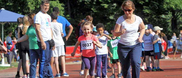 Großer Sport-Spaß für Groß und Klein: Vor dem Sprung auf dem Leichtathletikplatz des VfL Bochum am 11. Juni 2015. Foto: Sure