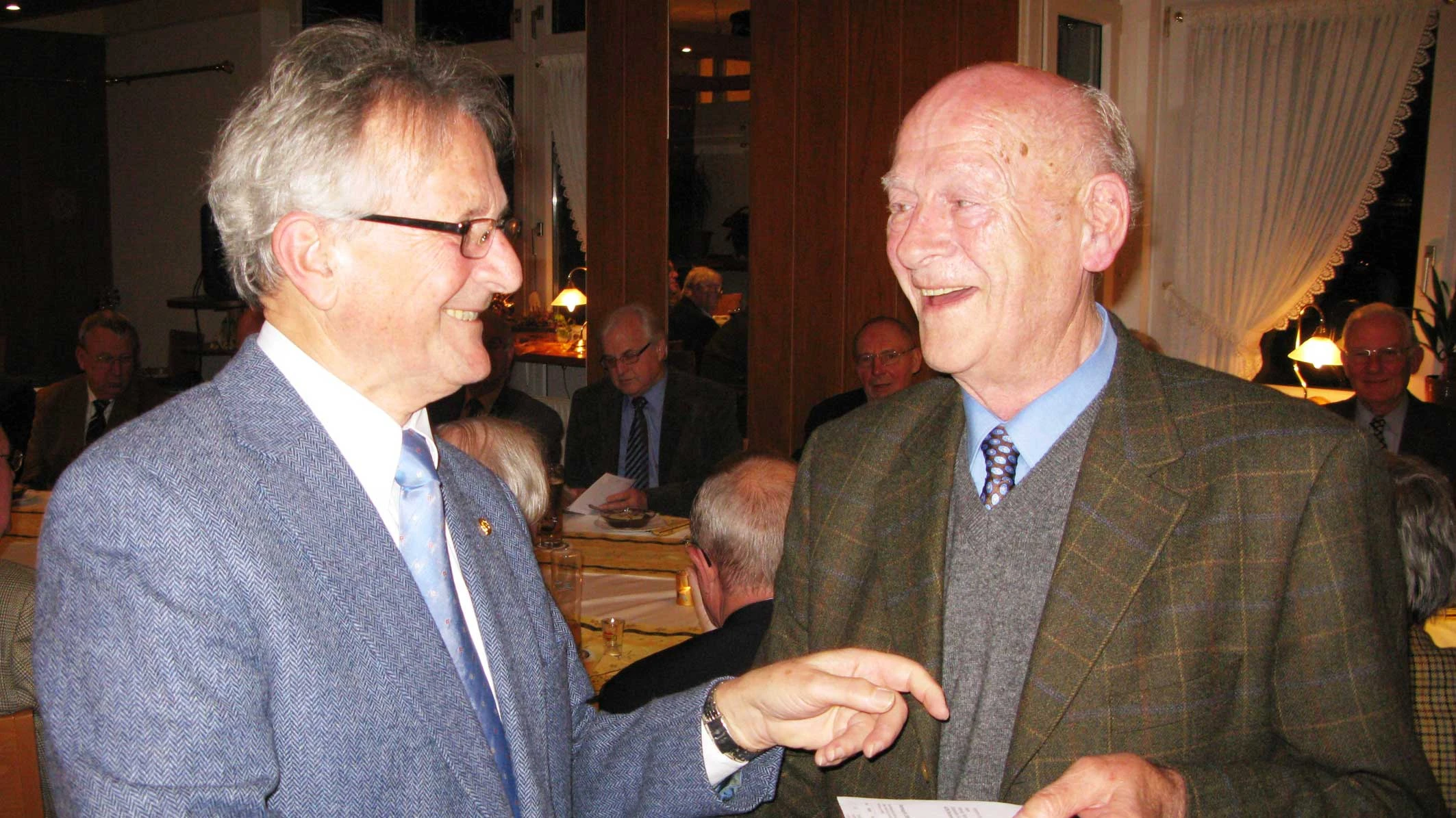 Karl-Heinz Mick überreicht Henning Tietje die Urkunde zum Bronzenen Sportabzeichen.