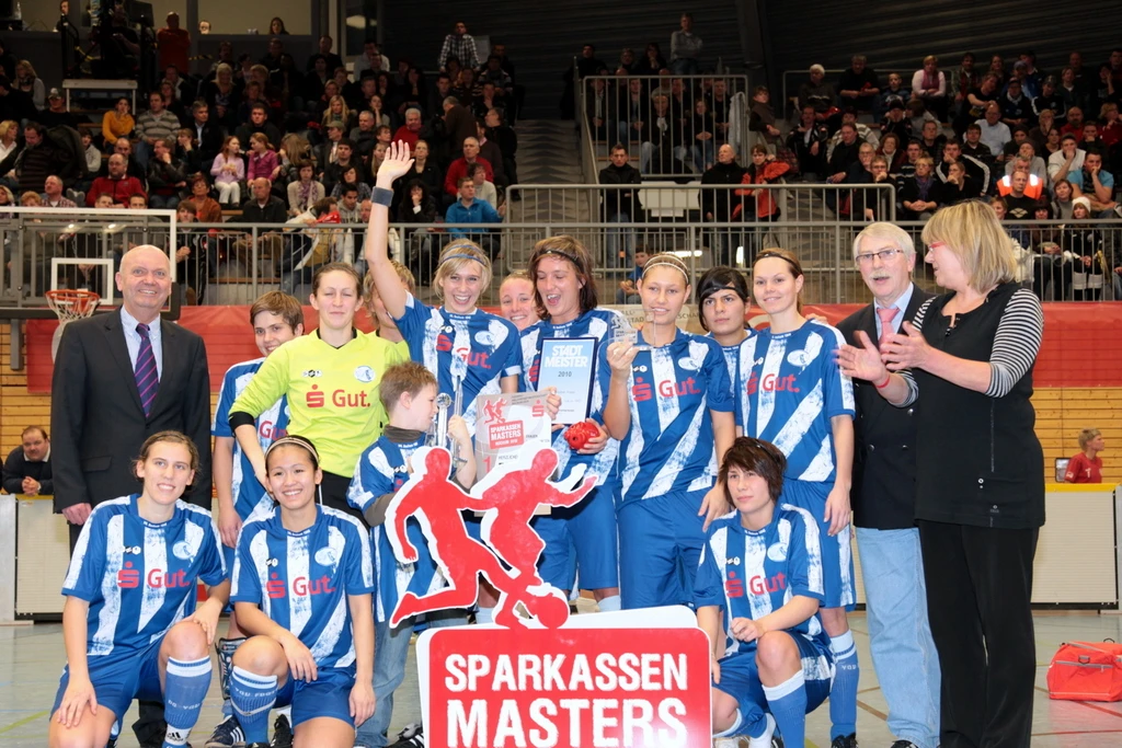 SSB-Vorsitzende Gaby Schäfer (re.), Fußballkreisvorsitzender Ulrich Jeromin (2.v.r.)  und Sparkassenvorstand Volker Goldmann freuten sich mit dem Siegerteam bei den Frauen, dem TuS Harpen.