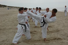 karatekämpfer am strand von sylt