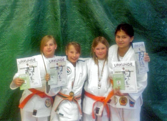 Die vier Wattenscheider Judoka-Mädels präsentieren stolz ihre Urkunden.