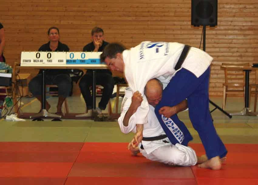 Judoka Jürgen Wagner (li.) wirft mit einem Abtaucher.