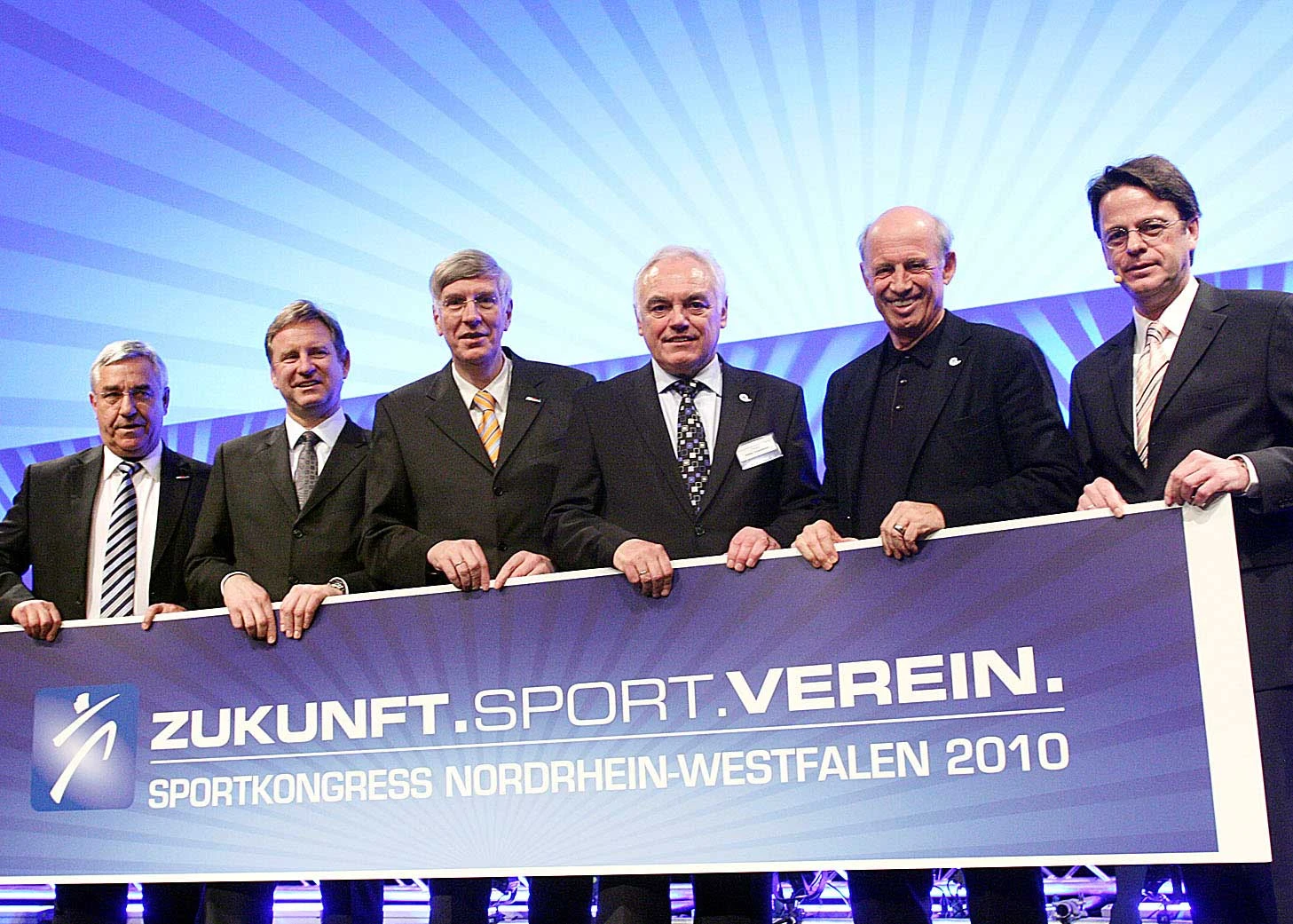 Sie eröffneten den Sportkongress: (v.l.) Manfred Palmen (NRW-Staatssekretär), Hartmut Ostrowski (Vorstandsvorsitzender Bertelsmann AG), Dr. Ingo Wolf (NRW Innen- u. Sportminister), Walter Schneeloch (Präsident LandesSportBund NRW), Willy Bogner und Rudi C