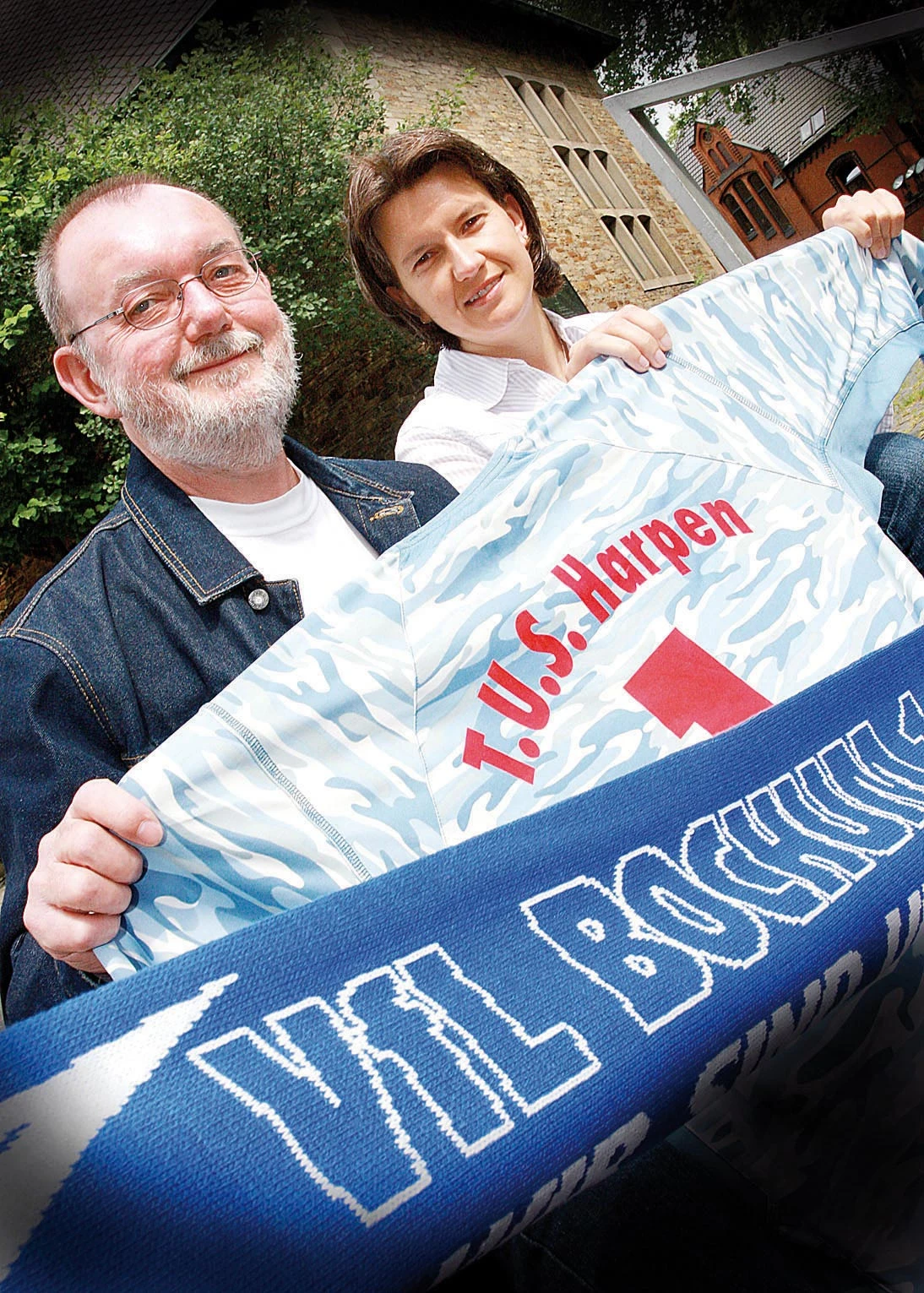 Die Harpener Fußballfrauen profitieren seit 2009 von einer Kooperation mit dem VfL Bochum, jetzt schließt sich der TuS dem VfL an, was Harpens sportlicher Willi Wernick und Co-Trainerin Regina Müller hier präsentieren.