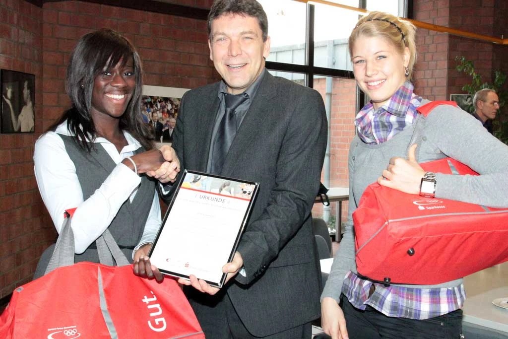 Jürgen Dieberg überreichte Yasmin Kwadwo (l.) und Lena Wermelt die Urkunde der Eliteschülerinnen des Sports.
