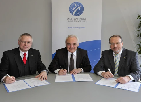 Norbert Bude, Walter Schneeloch und Roland Schäfer unterzeichnen den Kooperationsvertrag.