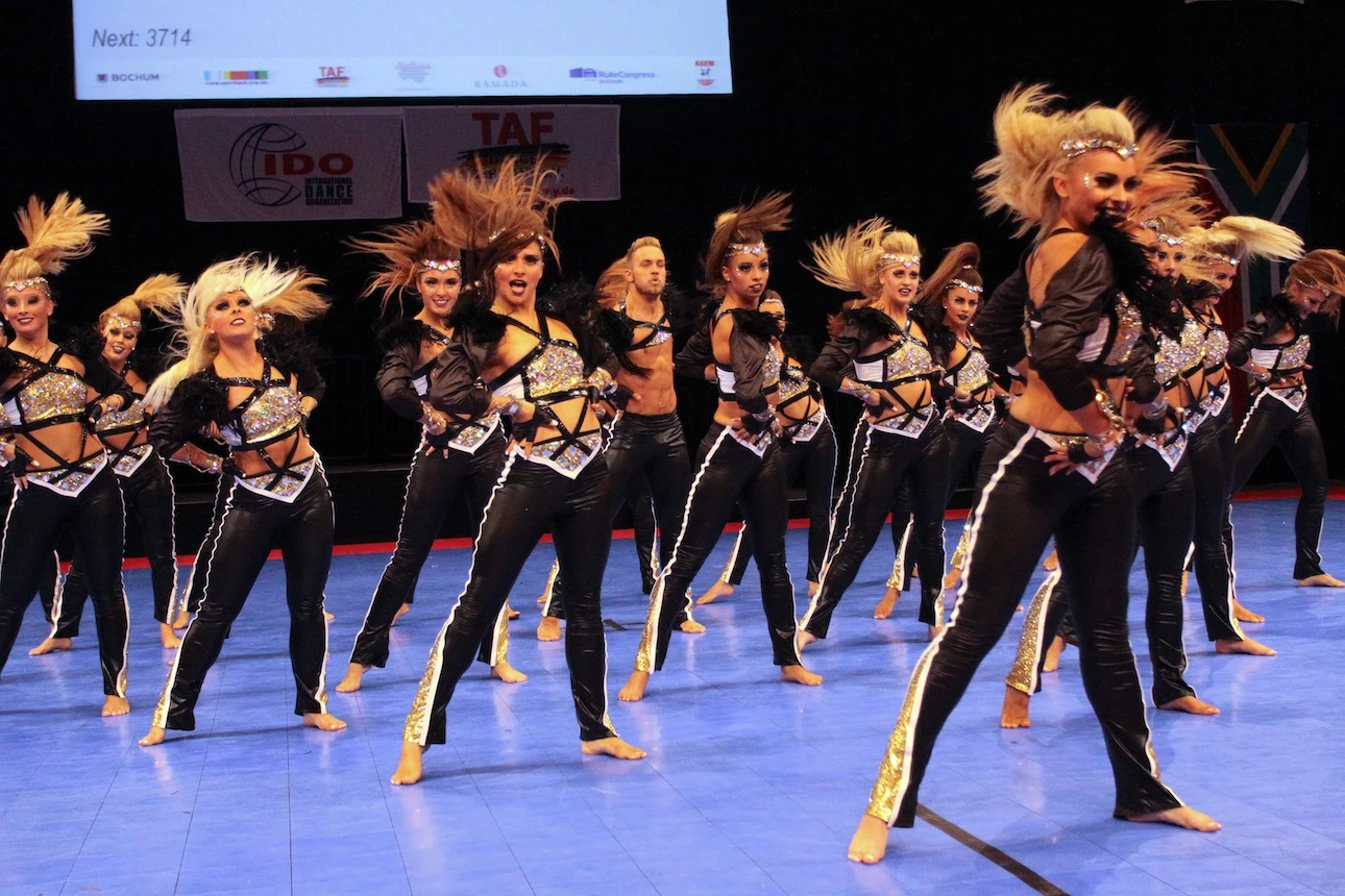 Voller Power: Die Tänzerinnen und Tänzer der D.Q. Dance-Squad verteidigen ihren Weltmeistertitel im  DiscoDance! Foto: SSB/Sure 
