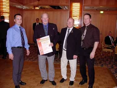 Ferdinand Bazynski im Jahr 2002 bei der Verleihung des 7. Dan-Grades, links Peter Bazynski, rechts Michael Bazynski und DJB-Ehrenmitglied Matthias Schießleder (2. v. r.).