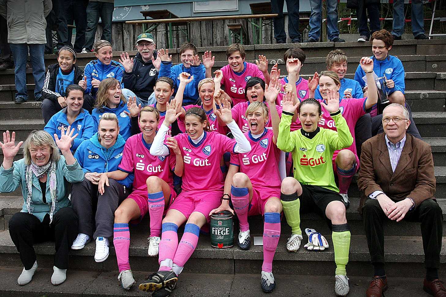 SSB-Vorsitzende Gaby Schäfer (vorne links), Kreisvorsitzender Ulrich Jeromin (hinten 3.v.l.) und Hugo Fiege (vorne rechts) jubelten gemeinsam mit den Fußballfrauen des TuS Harpen.
