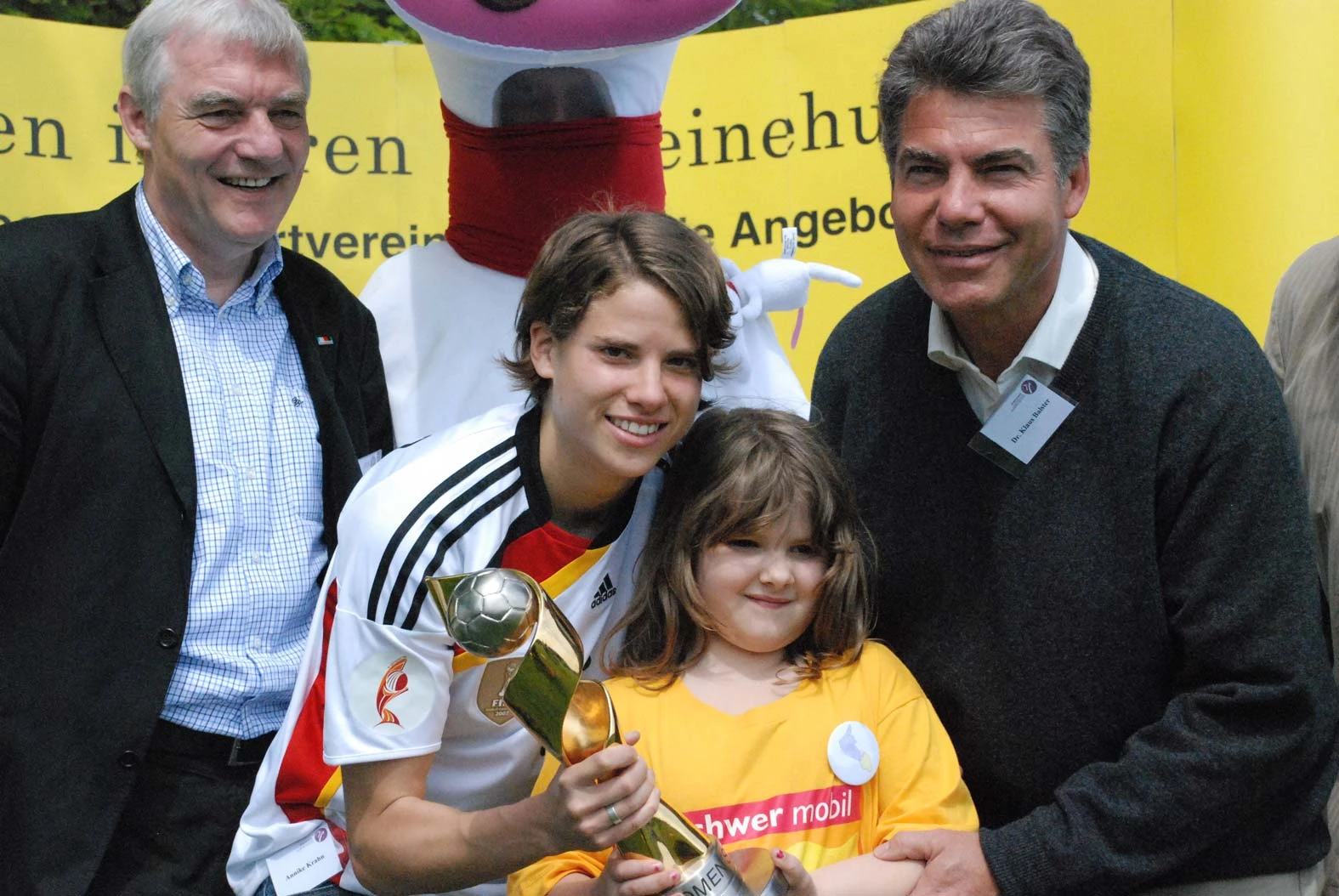 Werner Stürmann, Leiter der Sportabteilung des NRW-Innenministerium, Fußballweltmeisterin Annike Krahn, Marie und Dr. Klaus Balster, Vorstandsmitglied der Sportjugend im Landessportbund NRW bei der Siegerehrung.