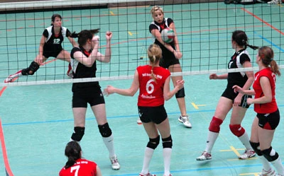 Volleyballerinnen am Netz