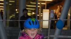 Junges Mädchen auf kleinem Fahrrad