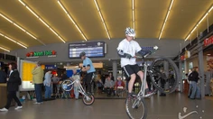 Radspotler im Bahnhof