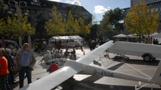 Segelflugzeug in der City
