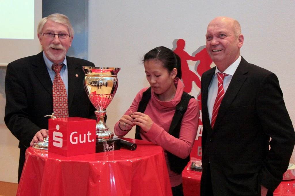 VfL-Spielerin Hue-Man Cao nahm am Montagabend unter den wachsamen Augen von Ulrich Jeromin (l.) und Volker Goldmann (r) die Auslosung der Endrunde vor.