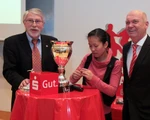 VfL-Spielerin Hue-Man Cao nahm am Montagabend unter den wachsamen Augen von Ulrich Jeromin (l.) und Volker Goldmann (r) die Auslosung der Endrunde vor.