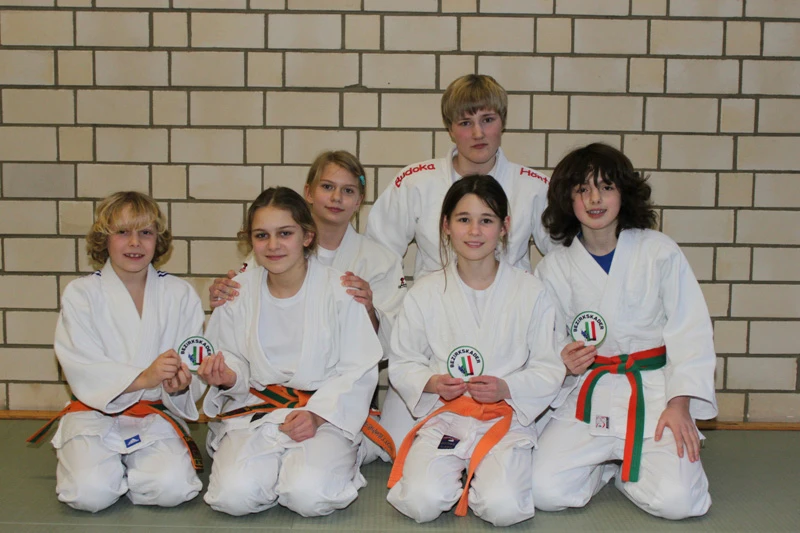Das Foto zeigt: (hinten v.l.) Lena Konsolke, Eva Strack, (vorne v.l.) Victor Wollenweber, Valeria Wollenweber, Sarah Hildebrand und Hannah Dißelbeck