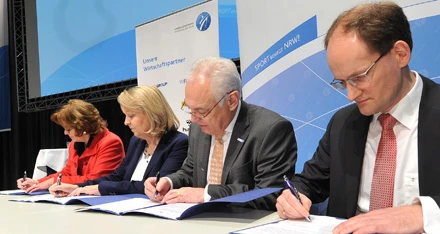 Unterzeichneten den Pakt für den Sport in NRW (v.l.): Sportministerin Ute Schäfer, Ministerpräsidentin Hannelore Kraft, LSB-Präsident Walter Schneeloch und LSB-Vorstandsvorsitzender Dr. Christoph Niessen