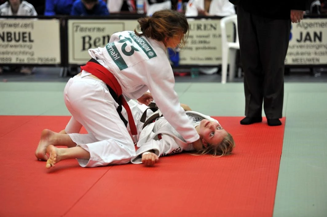 Judoka Madeleine Fornahl im Kampf mit ihrer Gegnerin auf der roten Matte.