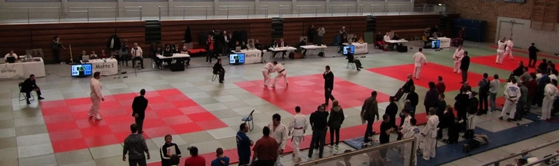 Judoka kämpfen auf roten Matten