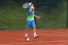 Tennisnachwuchsspieler beim Schlag