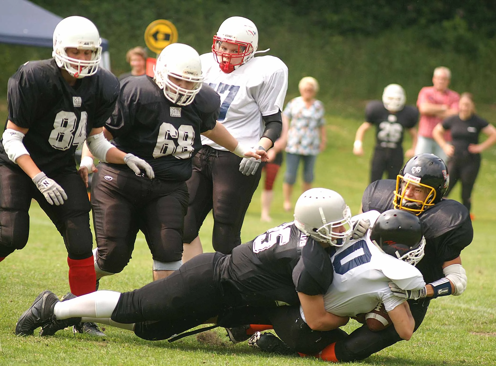 Mit jeder Menge Kampfgeist und Entschlossenheit gehen die Footballerinnen der Bochum Miners zu Werke