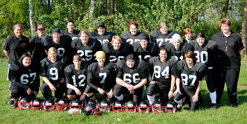 Das Football-Frauenteam der Bochum Miners in ihrem Sportdress.