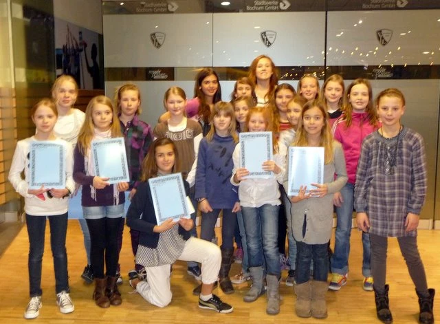 Kinder mit Urkunden