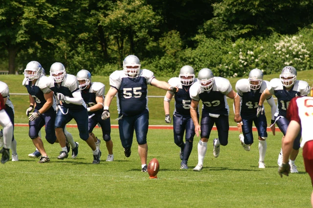 American Footballer beim Kick-Off
