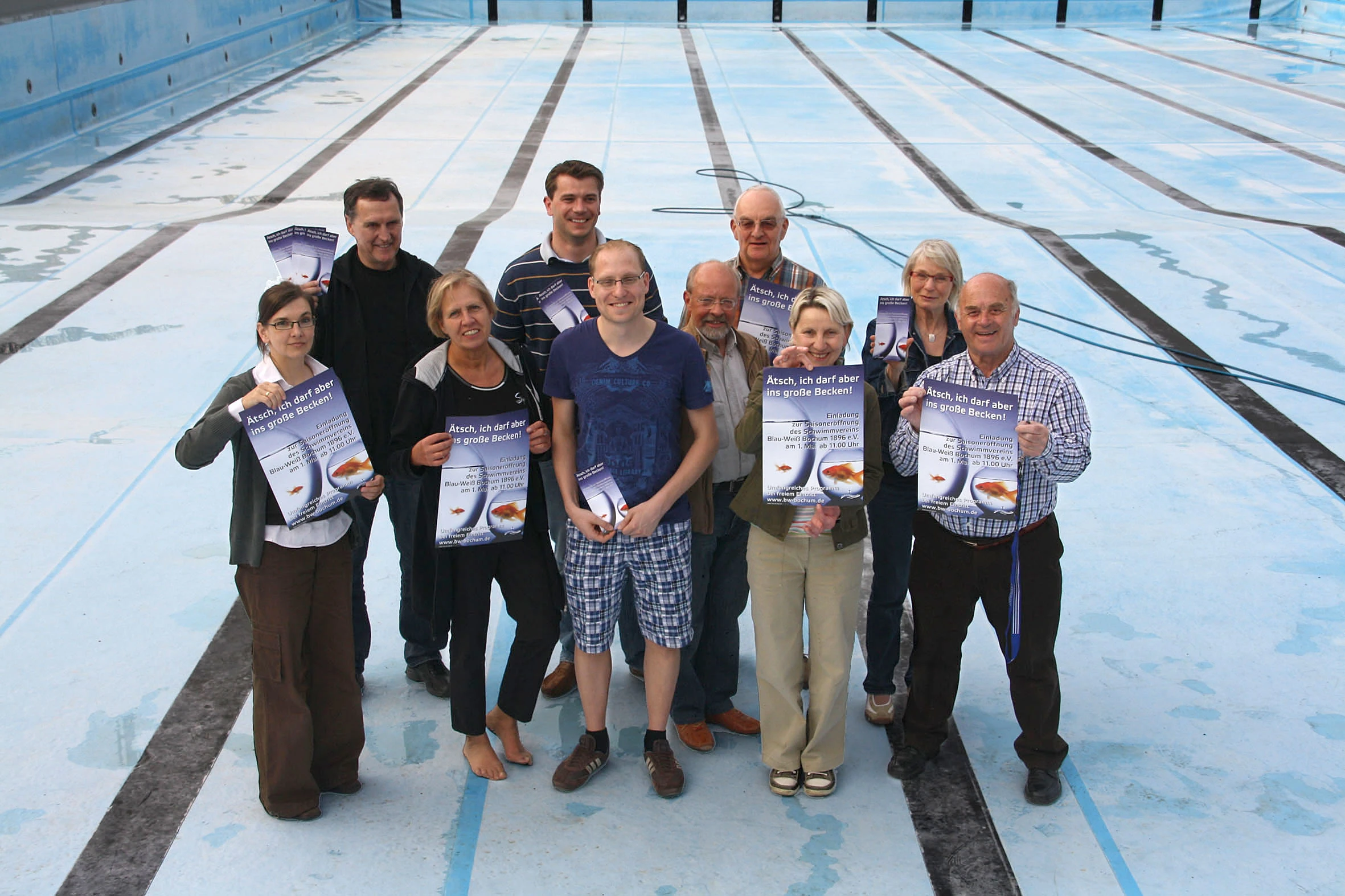 Schwimmer mit Plakat im leeren Schwimmbecken