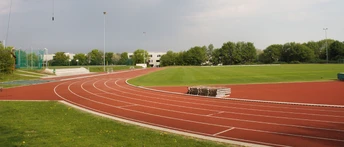 Der Universitätssportplatz mit der neuen Laufbahn.