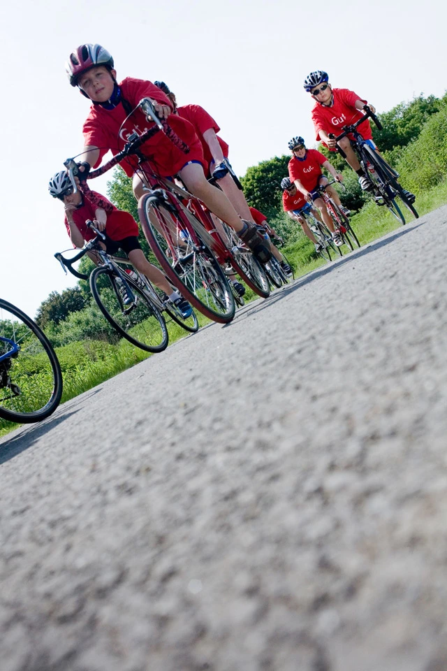 Junge Radsportler in roten Trikots