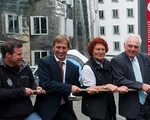 Menschen ziehen an einem Seil