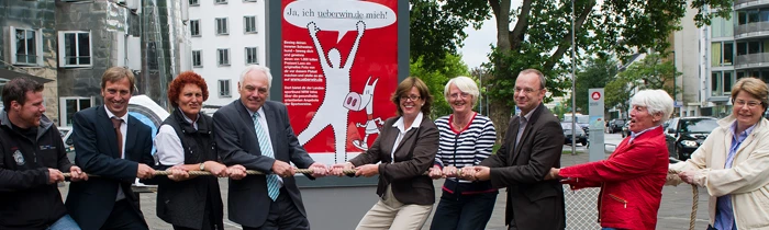 Menschen ziehen an einem Seil