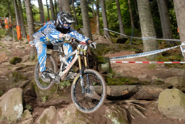 Über Stock und Stein, immer bergab: Philipp Bünnemann  ließ die Konkurrenz bei den Deutschen Downhill-Meisterschaften in Bad Wildbad hinter sich und sicherte sich den  Meistertitel bei den Junioren.