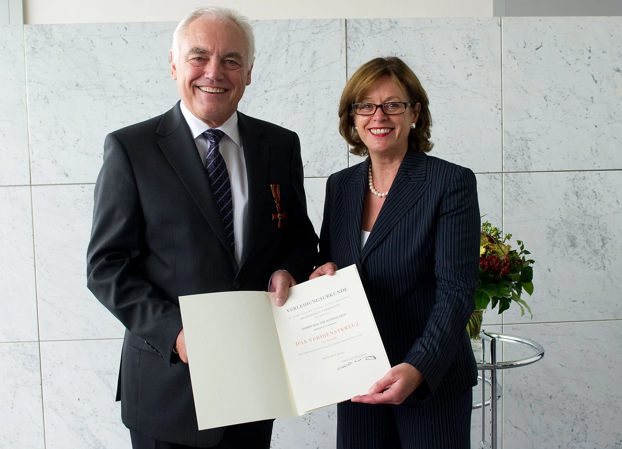 NRW-Sportministerin Ute Schäfer verlieh Landessportbund-Präsident Walter Schneeloch im Namen des Bundespräsidenten das Bundesverdienstkreuz am Bande.