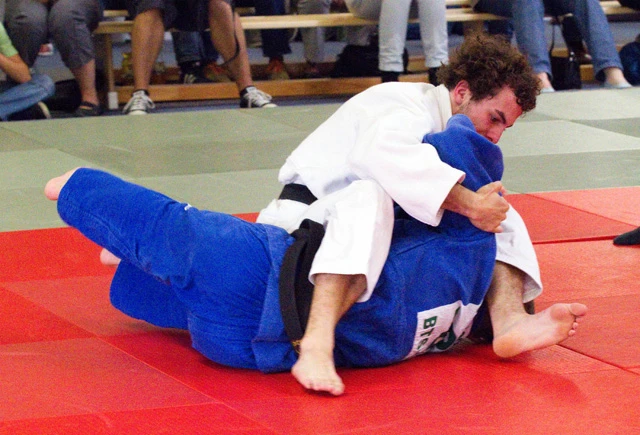 Judoka kämpfen auf roter Matte