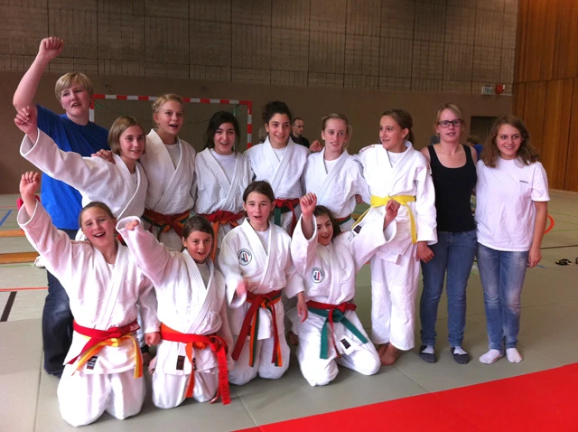 Jubelnde weibliche Nachwuchsjudoka