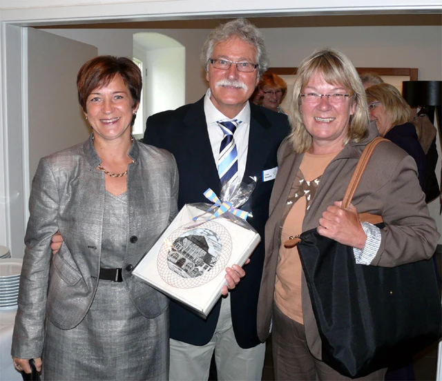Bezirksbürgermeisterin Susanne Mantesberg, der Vorsitzende der djk Hiltrop-Bergen, H.-F. Donschen und die Vorsitzende des Stadtsportbundes, Gaby Schäfer (v.l.).