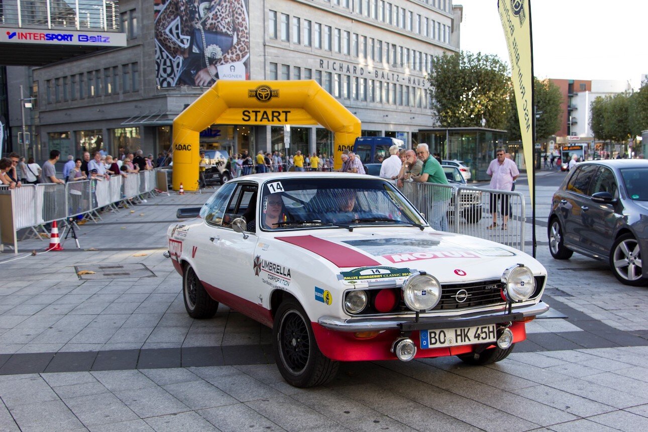 Platz 1: Die Bochumer Max Kirschbaum und Lena Schepeler im Opel Manta-A Baujahr 1971. Foto: Timo Liebert