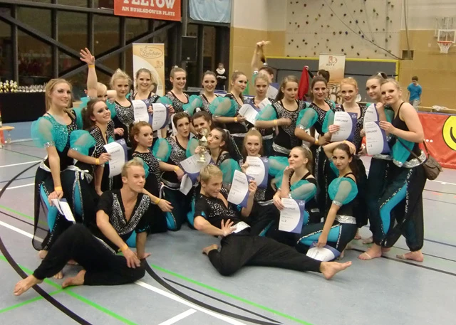 Tanzteam mit Urkunden