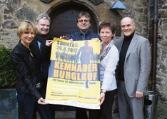 Die Organisatoren und Unterstützer des Kemnader Burglaufs: Silvia Hornkamp, Geschäftsführerin Benni & Co, Thomas Schönberg, Pressesprecher der Stadtwerke Bochum, Klaus-Georg Rump, Geschäftsführer Blömeke, Birgit Bruns, Haus Kemnade, und Alfred Schiske, Vo