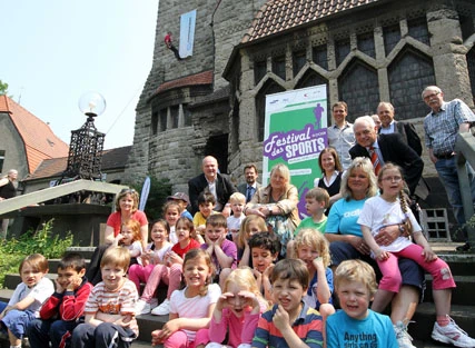 Gruppe Menschen vor der Lutherkirche in Bochum