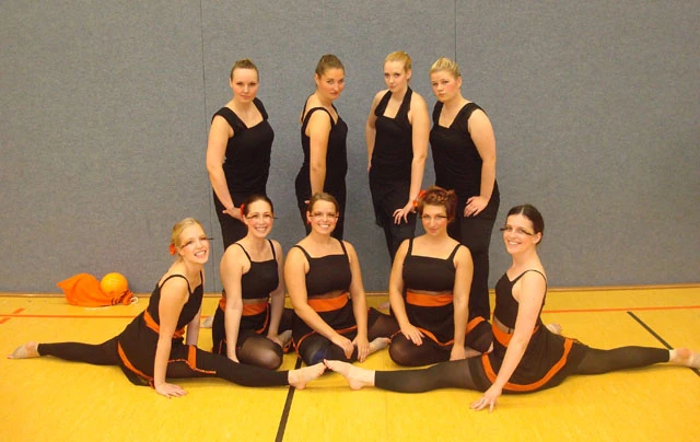 Die Tanzgruppe des LDT: (stehend) Sarah Pickhard, Carolin Scheiben, Anja Reinken und Kathrin Nonn (vorne v.l.) Lisa Heyn, Danielle Sörries, Isabel Göbbeln, Franziska Hebach und Jana Waschke