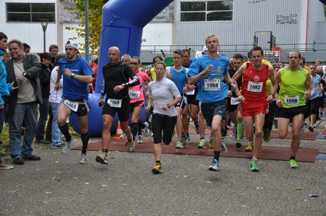 LDT-Triathletin Anja Olszewksi (weißes T-Shirt) war erfolgreich beim Herner Herbstlauf.
