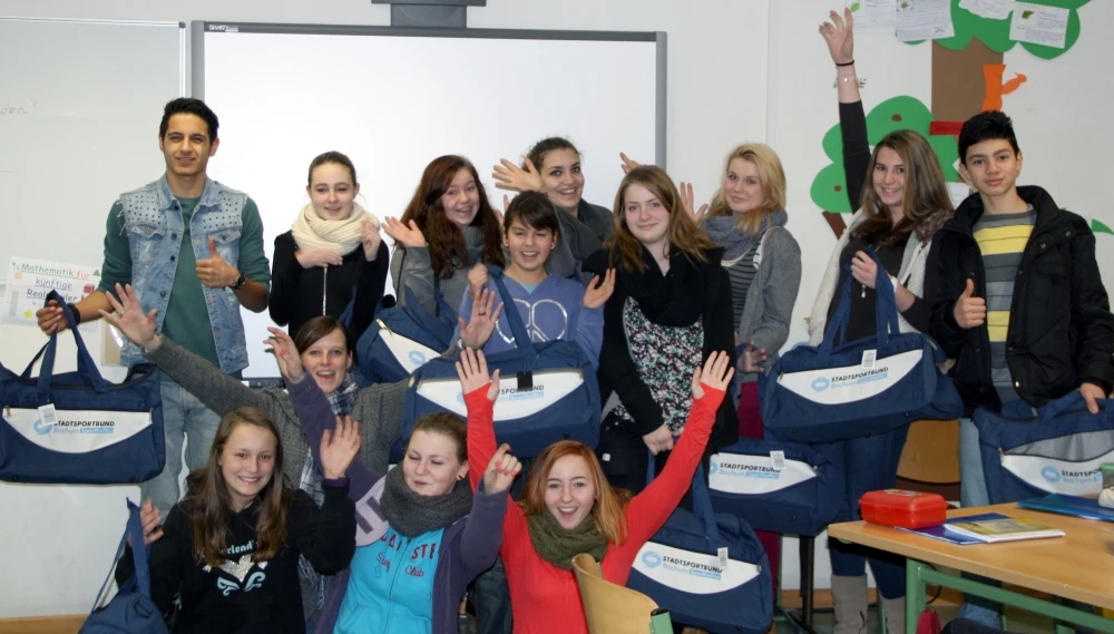 Überreichung Sporttaschen an Droste-Hülshoff Schule