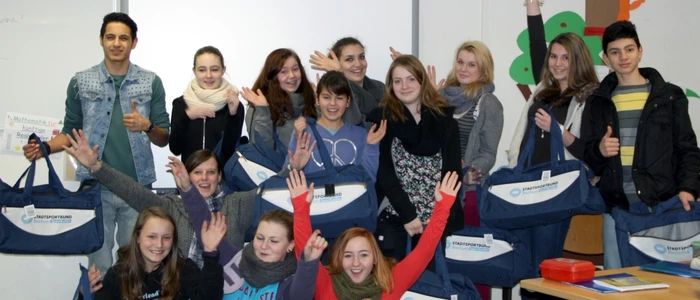 Überreichung Sporttaschen an Droste-Hülshoff Schule
