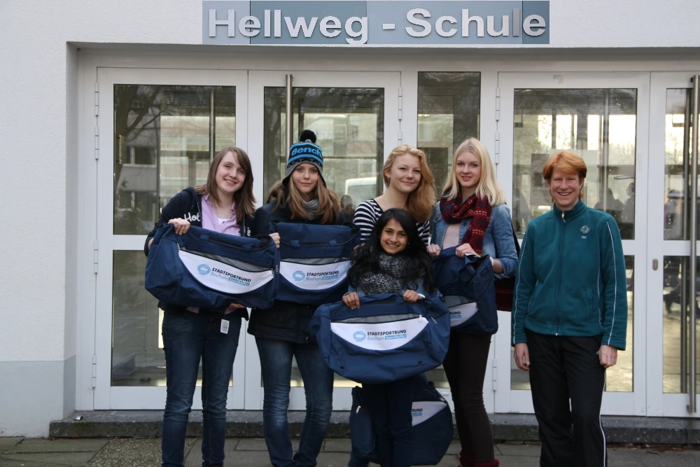 Überreichung Sporttaschen an Hellweg-Schule