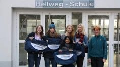 Überreichung Sporttaschen an Hellweg-Schule